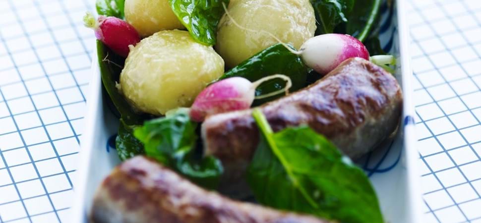 Medisterpølse med spinat og kartoffelsalat - Se opskrift