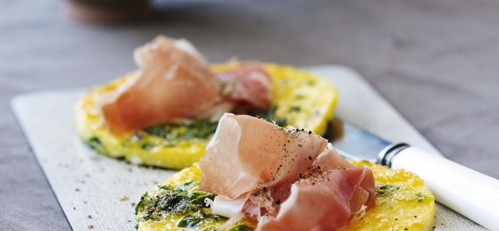 Små runde omeletter pynter på morgenbordet